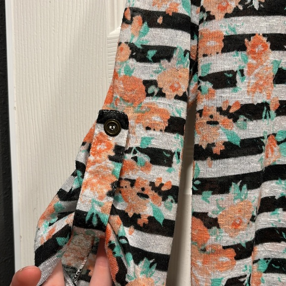 ▪️Floral Button Up▪️ - Picture 3 of 4